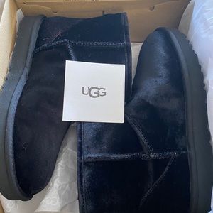 UGG’s Black short Velvet